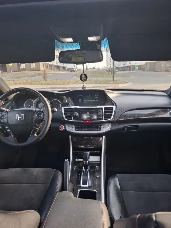Продам хонду аккорд 9
2013Г. Пробег 194 000
3.5 Ат(281л. С)
Бензин+газ. Салон комбинирванный (анкальтаро), руль кожа.
Полная комплектация.
Машина в отличном состоянии. Климат-контроль многозонный. Усилитель руля электрический.
Машина обслужена полностью.
Помощь при вождении:
Система контроля слепых зон.
Камера заднего вида
Круиз- контроль
Бортовой компьютер
Датчик света и дождя.
Память настроек: передних сидений.
Электропривод:
Передних и задних сидений,
Зеркал, рулевой колонки, складывания зеркал.
Активная безопасность:
Антиблокировка тормозов,
Антипробуксовка.
Курсовая устойчивость.
Цена 2 500 000р.
Мариуполь
+79497173806 - фотография - 3
