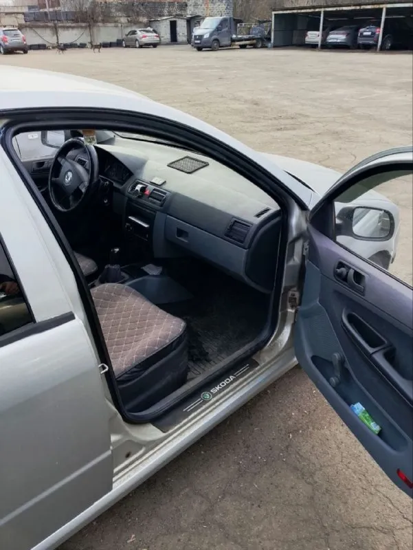 🔺 Skoda fabia
🔺 Автомобиль 2002 года выпуска. Кузов в хорошем состоянии — всё видно на фотографиях, салон опрятный. По технической части все хорошо — заводится хорошо,   автомобиль не дымит, двигатель работает ровно, передачи переключаются плавно, едет мягко — одно удовольствие. Присутствует два небольших недостатка (некритично треснуто лобовое стекло, немного воет гофра на глушителе), но, я думаю, цена ниже рынка сглаживает все недостатки.   Машина полностью обслужена и ждёт своего нового владельца! В подарок два комплекта колес (зима новая, штампы || лето новая, титаны)
❗️Цена просто подарок: 285.000₽, без торга. Осмотр в городе макеевка. За всеми подробностями, дополнительными фото и видео обращаться в лс или по номеру телефона +7(949)9824219
📲 Tg: @eho0t
📞 Звоните: +7(949)9824219 - фотография - 5