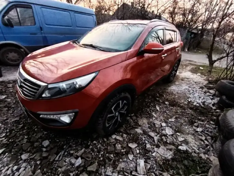 Донецк, продам свой kia sportage 2011 г. В. , во владении больше года, пробег 133000, двс без задиров проверяли, ежедневно на ходу, резина лето в комплекте, по лкп есть моменты поэтому цена 890000, номера в подарок. +79495099999 - фотография - 2