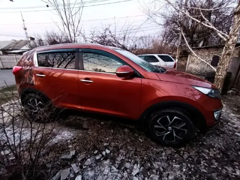 Донецк, продам свой kia sportage 2011 г. В. , во владении больше года, пробег 133000, двс без задиров проверяли, ежедневно на ходу, резина лето в комплекте, по лкп есть моменты поэтому цена 890000, номера в подарок. +79495099999 - фотография - 3