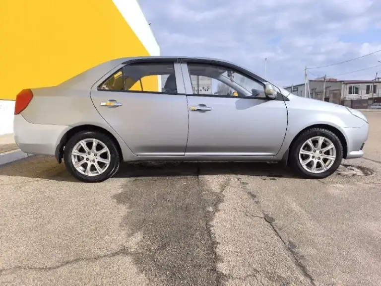 Продам geely mk 2011 года. Автомобиль в хорошем состоянии для своего года, использовался аккуратно, в одной семье, 2 записи в птс.
- Пробег 93000
- Двигатель работает ровно, не дымит, не троит, масло от замены до замены;
- Коробка переключает четко, без вопросов;
- Ходовая без посторонних стуков, сбита, обслужена;
- 2 Комплекта колес ( лето и зима на литых дисках);
- Мультимедиа (андроид)
- Хороший свет ( новые фары, led-лампы везде. Старые фары могу подарить)
- Кузов, пороги, стаканы без гнили.
Любые проверки на сто за ваш счет.

Кузов выглядит достойно, без серьёзных дтп. Присутствуют небольшие возрастные следы эксплуатации. Салон чистый и ухоженный. Машина полностью обслужена, вложений не требует — сел и поехал.

Отличный экономичный вариант для города или как первый автомобиль.
💰Цена 440 000 рублей. Небольшой торг у капота.
Вопросы по телефону +79900078624 - фотография - 3