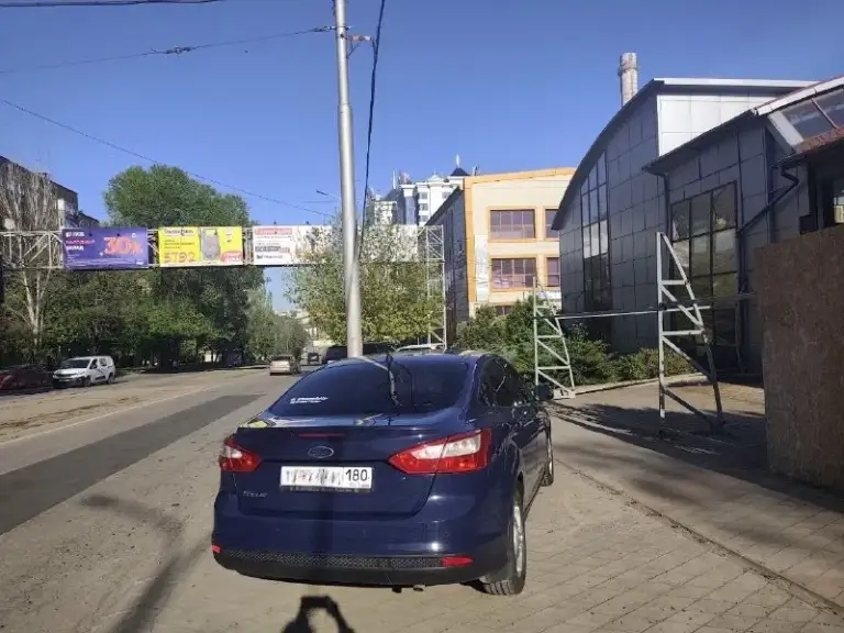 Отдам в хорошие руки свой авто ford фокус 3, октябрь 2014г. , цвет эксклюзивный laser blue, синий хамелеон. Владею 3 года.
Детально: 1,6л, ат, пробег 171 тыс (куплена при пробеге 135тыс). Птс оригинал, 1 хозяин. Машинка исправно и чётко служит все года. Масло (фирменное, исключено форд) менялось каждые 7 тысяч км, масло в коробке 4 тыс. Км назад. За время владения поменяно все, что было только можно, а также необходимо, чтоб привести машину к практически идеальному техническому состоянию, машина мне нужна каждый день: комплект сцепления оригинал, различные патрубки, рычаги, комплект грм, и много много всего, плановые замены не расписываю. Про машину знаю, от и до!!! Как про живого человека. Езжу на ней каждый день.
Из плюшек: датчик дождя, света, полноценный двухзонный климат, подогрев сидений, голосовое управление с руля, и многое многое другое.
Технически машина в идеале, родословная: приобреталась у хозяев в ростовской области прямо с дома.
Из единственного минуса есть
📞 Звоните: +7(949)4042488 - фотография - 2