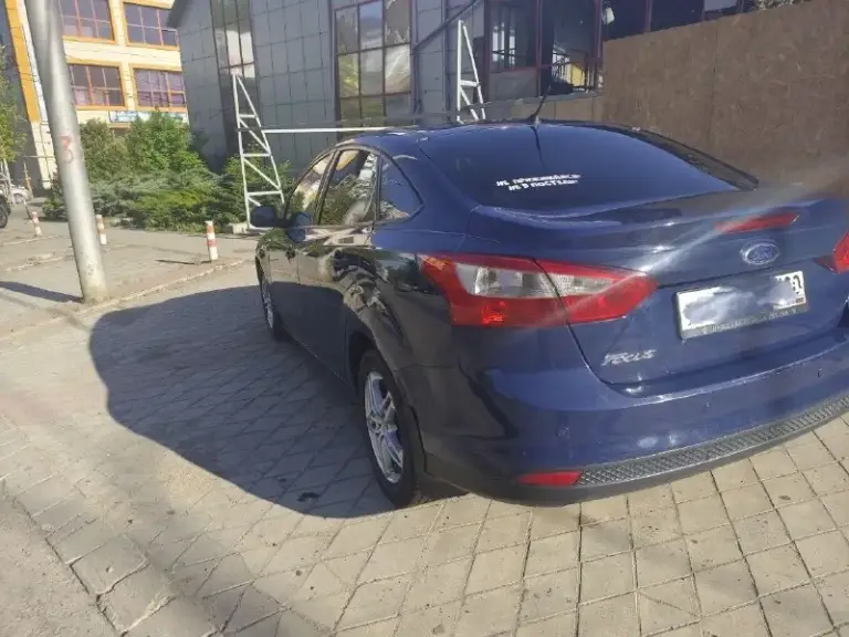 Отдам в хорошие руки свой авто ford фокус 3, октябрь 2014г. , цвет эксклюзивный laser blue, синий хамелеон. Владею 3 года.
Детально: 1,6л, ат, пробег 171 тыс (куплена при пробеге 135тыс). Птс оригинал, 1 хозяин. Машинка исправно и чётко служит все года. Масло (фирменное, исключено форд) менялось каждые 7 тысяч км, масло в коробке 4 тыс. Км назад. За время владения поменяно все, что было только можно, а также необходимо, чтоб привести машину к практически идеальному техническому состоянию, машина мне нужна каждый день: комплект сцепления оригинал, различные патрубки, рычаги, комплект грм, и много много всего, плановые замены не расписываю. Про машину знаю, от и до!!! Как про живого человека. Езжу на ней каждый день.
Из плюшек: датчик дождя, света, полноценный двухзонный климат, подогрев сидений, голосовое управление с руля, и многое многое другое.
Технически машина в идеале, родословная: приобреталась у хозяев в ростовской области прямо с дома.
Из единственного минуса есть
📞 Звоните: +7(949)4042488 - фотография - 5