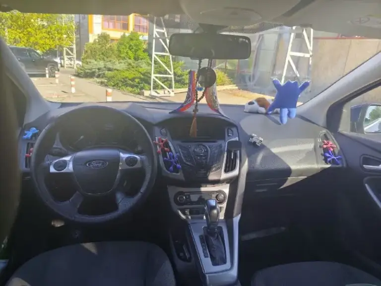 Отдам в хорошие руки свой авто ford фокус 3, октябрь 2014г. , цвет эксклюзивный laser blue, синий хамелеон. Владею 3 года.
Детально: 1,6л, ат, пробег 171 тыс (куплена при пробеге 135тыс). Птс оригинал, 1 хозяин. Машинка исправно и чётко служит все года. Масло (фирменное, исключено форд) менялось каждые 7 тысяч км, масло в коробке 4 тыс. Км назад. За время владения поменяно все, что было только можно, а также необходимо, чтоб привести машину к практически идеальному техническому состоянию, машина мне нужна каждый день: комплект сцепления оригинал, различные патрубки, рычаги, комплект грм, и много много всего, плановые замены не расписываю. Про машину знаю, от и до!!! Как про живого человека. Езжу на ней каждый день.
Из плюшек: датчик дождя, света, полноценный двухзонный климат, подогрев сидений, голосовое управление с руля, и многое многое другое.
Технически машина в идеале, родословная: приобреталась у хозяев в ростовской области прямо с дома.
Из единственного минуса есть
📞 Звоните: +7(949)4042488 - фотография - 7