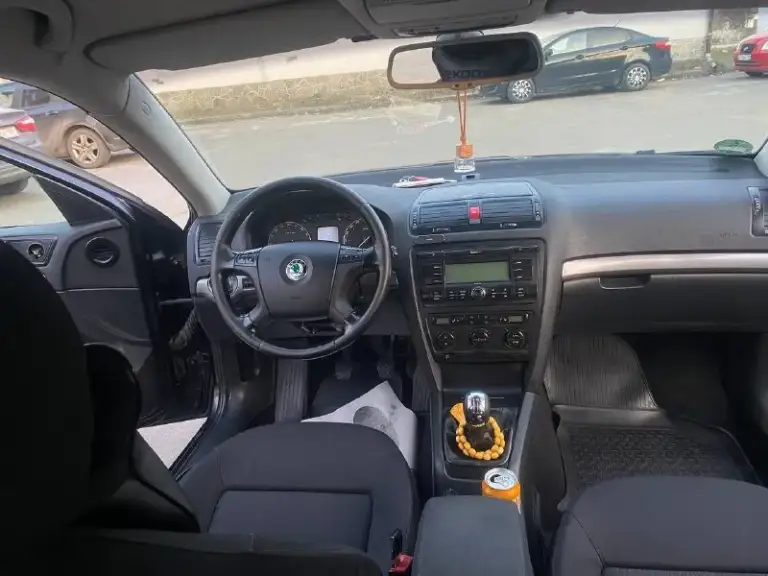 Skoda octavia a5 2004г. Двигатель: 2.0 tdi 140л. С. Мкпп 6ст. Пригонялся в 2017г. С германии, с тех пор в одних руках. За машиной следили от а до я, передняя ходока в идеале, задняя в идеале, грм, помпа, масла поменяны 3000 км назад, коробка, турбина, двигатель работает отлично, двигатель заменён на контрактный 30000км назад, расход по городу 7л на 100км, для зимы обработана в 2024 году, гнили вздутий нет. Отличное состояние для своих лет. -датчик света -датчик дождя -подгрев передних сидений -обогрев заднего стекла -обогрев зеркал заднего вида -климат контроль -круиз контроль -мульти руль -задний парктроник -линзы в фарах, электрорегулировка по высоте -противотуманные фары viper -автоматическое затемнение зеркала заднего вида -переднте, задние стеклоподъемники цена 840000р +79490585729
📞 Звоните: +7(949)0585729 - фотография - 2