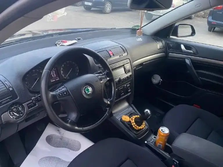 Skoda octavia a5 2004г. Двигатель: 2.0 tdi 140л. С. Мкпп 6ст. Пригонялся в 2017г. С германии, с тех пор в одних руках. За машиной следили от а до я, передняя ходока в идеале, задняя в идеале, грм, помпа, масла поменяны 3000 км назад, коробка, турбина, двигатель работает отлично, двигатель заменён на контрактный 30000км назад, расход по городу 7л на 100км, для зимы обработана в 2024 году, гнили вздутий нет. Отличное состояние для своих лет. -датчик света -датчик дождя -подгрев передних сидений -обогрев заднего стекла -обогрев зеркал заднего вида -климат контроль -круиз контроль -мульти руль -задний парктроник -линзы в фарах, электрорегулировка по высоте -противотуманные фары viper -автоматическое затемнение зеркала заднего вида -переднте, задние стеклоподъемники цена 840000р +79490585729
📞 Звоните: +7(949)0585729 - фотография - 3