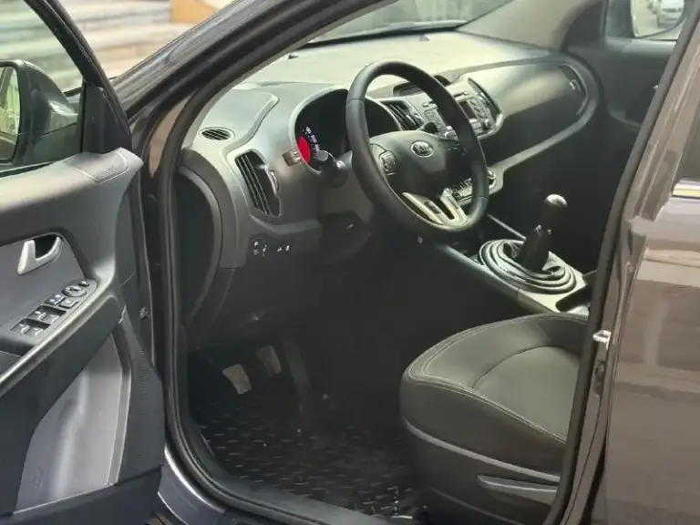 Продам kia sportage
1 Владелец. Без дтп!
Родной окрас.
Год:2013
Цена:1.300.000₽
Торг при осмотре!
Привод:передний
Родной пробег:170.000км
Коробка:механика
: 2Л бензин.
1 Владелец с автосалона, пробег подтвержденный, сервисные книжки, все чеки по обслуживанию есть, кузов без единого крашеного элемента, весь в заводском окрасе, без гнили и ржавчины, мотор работает отлично как на холодную, так и на горячую, не цокатит, не стучит, все отлично, вложений не каких не требует обсолютно.
Комплектация: мульти руль, 4 эл. Стеклоподемника, подогревы всех сидений, двух зонный климат контроль, помощь при подъёме, датчик света и дождя, штатная музыка с блютузом, парктроники, сигнализация пандора. Резина зима лето.
По запросу отправлю видео обзор.
По вопросам звоните.
Номер:
+79495895440 +7 949 594-15-39
На обоих номерах тг. И max
Тг. @avto_dnr123

📞 Звоните: +7(949)5895440 - фотография - 7