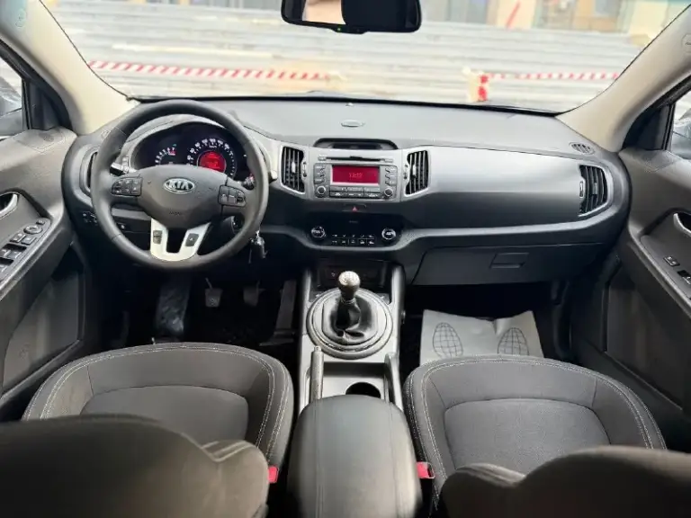 Продам kia sportage
1 Владелец. Без дтп!
Родной окрас.
Год:2013
Цена:1.300.000₽
Торг при осмотре!
Привод:передний
Родной пробег:170.000км
Коробка:механика
: 2Л бензин.
1 Владелец с автосалона, пробег подтвержденный, сервисные книжки, все чеки по обслуживанию есть, кузов без единого крашеного элемента, весь в заводском окрасе, без гнили и ржавчины, мотор работает отлично как на холодную, так и на горячую, не цокатит, не стучит, все отлично, вложений не каких не требует обсолютно.
Комплектация: мульти руль, 4 эл. Стеклоподемника, подогревы всех сидений, двух зонный климат контроль, помощь при подъёме, датчик света и дождя, штатная музыка с блютузом, парктроники, сигнализация пандора. Резина зима лето.
По запросу отправлю видео обзор.
По вопросам звоните.
Номер:
+79495895440 +7 949 594-15-39
На обоих номерах тг. И max
Тг. @avto_dnr123

📞 Звоните: +7(949)5895440 - фотография - 8