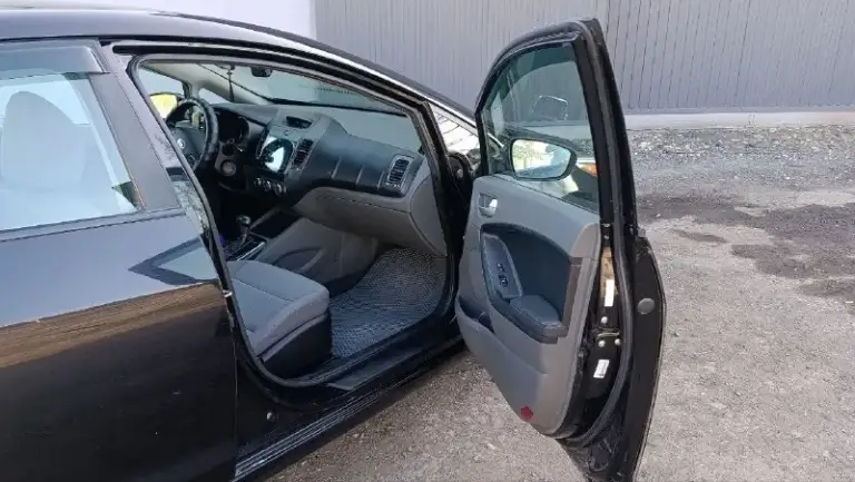 Продаётся kia forte yd (cerаto), рестайлинг, 2018г. В. , 2.0., .,
Пробег 188000км.
Пригнана из америки осенью 2021 года в мариуполь.
Без дтп.
Авто выкуплено на аукционе после кражи.
Один хозяин.
Состояние: кузов,   двигатель, ходовка, акпп, салон - отличное. Поменял в декабре 2024г.   Поставил с донора, практически новая.
Сейчас пробег на 70000км.
Вложений ни каких не надо, всё полностью работает.
Комплектация: кондиционер, круиз, обогрев зеркал, противотуманки, магнитола teyes с инет 4g,   навигацией, видео,   камерой з/вида. Сигнализация starline e96, с симкой и gps, дистанционный автозапуск. (управление и отслеживание с телефона).
То пройдено !!!!  Все доки готовы для постановки на учёт в гибдд.
С авто отдам комплект зимней и летней резины на дисках. А так же штатную магнитолу, пластиковую защиту, снятую (в рабочем состоянии).
Цена 1.250 🍋
Авто местное. Мариуполь
Звонить
+79494999172
📲 Tg: роман
📞 Звоните: +7(949)4999172 - фотография - 6