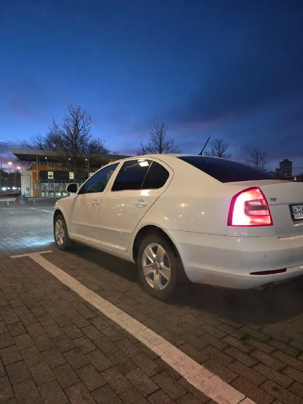 В продаже шкода октавия а 5, 2012 год. Объем 1.8 tsi (152 лошадей), коробка автомат (aisin). Пробег 176 000 родной, любые проверки. Технически машина в шикарном состоянии. Двигатель работает идеально, весь полностью сухой без потёков, тяга сумасшедшая. Коробка обычный автомат без пинков и толчков. По кузову крашеная одна деталь, вторичный окрас без шпакли, задние левое крыло. Всё остальное в родном окрасе. Салон чистый ухоженный.
Богатая комплектация
- Климат
- Круиз
- Датчик света и дождя
- Парктроник
- Обогревы всех сидений
- Мульти руль
- Датчик давления шин
- Омыватель фар
- Электро складывание зеркал
- Обогревы зеркал и заднего стекла
- 4 Электросклоподъемника
-Автозапуск с ключа
Машина абсолютно без вложений, масла и фильтра заменены. Два комплекта резины ( зима, лето) в хорошем состоянии. Два ключа. Машина полностью обслужена.
Цена 950 000 торг
Осмотр донецк макевка
Тел +79494562989 ( если недоступен
📞 🇷🇺 Звоните: +79494562989 - фотография - 4