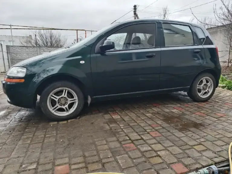 Chevrolet aveo хэтч
Год 2005
Мотор 1,5 кпп механика 5 ступ. Учёт рф.
Диагностическая карта сделана.
Гур, кондиционер, передние стеклоподъёмники, легкосплавные диски r14

Прозрачные яркие билед фары затянутые в полиуретановую пленку, подлокотник водителя, обтянутый руль с управлением магнитолой teyes cc3l с 4g, яндекс музыкой, навигацией, tpms датчиками давления в шинах и камерой заднего вида sony hs 1080р, видеорегистратор ddpai n5 с двумя камерами

Двигатель и коробка без нареканий, машина используется каждый день. Подвеска сделана, задние стойки новые, печка греет, кондиционер холодит, новые свечи gm и акб, поменяны оригинальные радиаторы системы охлаждения и кондиционера gm.

Есть моменты по лкп (ржавчина на переднем правом крыле, угол одной двери, замят правый порог, фото вышлю). Куплены новые передние крылья, отдам с машиной.

Цена 350'000 ₽ торг
Осмотр донецк
+79494147033 - фотография - 2