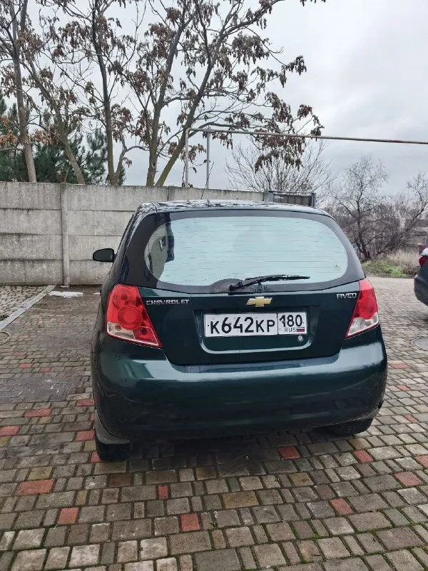 Chevrolet aveo хэтч
Год 2005
Мотор 1,5 кпп механика 5 ступ. Учёт рф.
Диагностическая карта сделана.
Гур, кондиционер, передние стеклоподъёмники, легкосплавные диски r14

Прозрачные яркие билед фары затянутые в полиуретановую пленку, подлокотник водителя, обтянутый руль с управлением магнитолой teyes cc3l с 4g, яндекс музыкой, навигацией, tpms датчиками давления в шинах и камерой заднего вида sony hs 1080р, видеорегистратор ddpai n5 с двумя камерами

Двигатель и коробка без нареканий, машина используется каждый день. Подвеска сделана, задние стойки новые, печка греет, кондиционер холодит, новые свечи gm и акб, поменяны оригинальные радиаторы системы охлаждения и кондиционера gm.

Есть моменты по лкп (ржавчина на переднем правом крыле, угол одной двери, замят правый порог, фото вышлю). Куплены новые передние крылья, отдам с машиной.

Цена 350'000 ₽ торг
Осмотр донецк
+79494147033 - фотография - 3