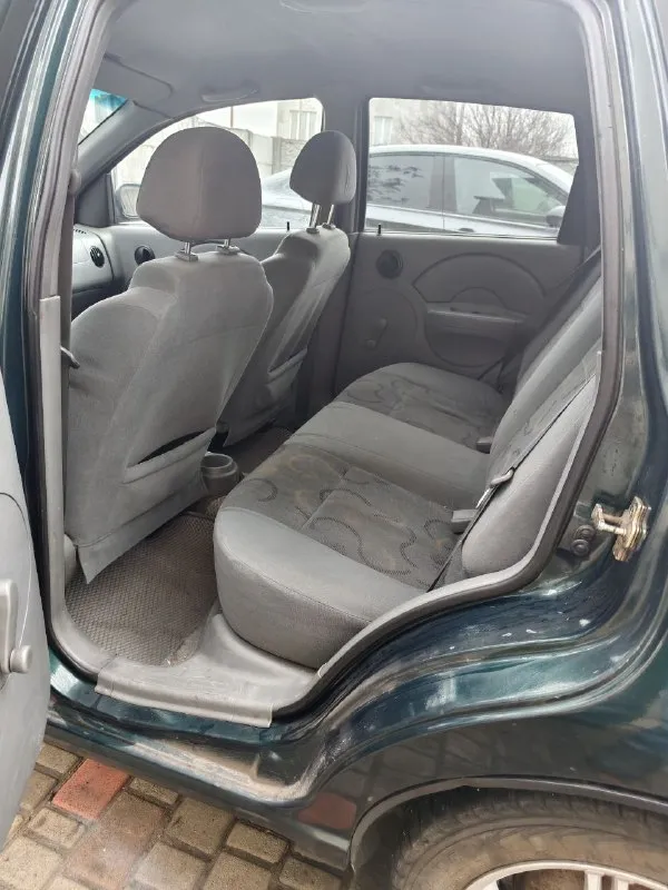 Chevrolet aveo хэтч
Год 2005
Мотор 1,5 кпп механика 5 ступ. Учёт рф.
Диагностическая карта сделана.
Гур, кондиционер, передние стеклоподъёмники, легкосплавные диски r14

Прозрачные яркие билед фары затянутые в полиуретановую пленку, подлокотник водителя, обтянутый руль с управлением магнитолой teyes cc3l с 4g, яндекс музыкой, навигацией, tpms датчиками давления в шинах и камерой заднего вида sony hs 1080р, видеорегистратор ddpai n5 с двумя камерами

Двигатель и коробка без нареканий, машина используется каждый день. Подвеска сделана, задние стойки новые, печка греет, кондиционер холодит, новые свечи gm и акб, поменяны оригинальные радиаторы системы охлаждения и кондиционера gm.

Есть моменты по лкп (ржавчина на переднем правом крыле, угол одной двери, замят правый порог, фото вышлю). Куплены новые передние крылья, отдам с машиной.

Цена 350'000 ₽ торг
Осмотр донецк
+79494147033 - фотография - 6