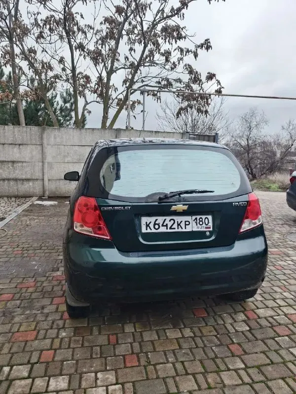 Chevrolet aveo хэтч год 2005 мотор 1,5 кпп механика 5 ступ. Учёт рф. Диагностическая карта сделана. Гур, кондиционер, передние стеклоподъёмники, легкосплавные диски r14 прозрачные яркие билед фары затянутые в полиуретановую пленку, подлокотник водителя, обтянутый руль с управлением магнитолой teyes cc3l с 4g, яндекс музыкой, навигацией, tpms датчиками давления в шинах и камерой заднего вида sony hs 1080р, видеорегистратор ddpai n5 с двумя камерами двигатель и коробка без нареканий, машина используется каждый день. Подвеска сделана, задние стойки новые, печка греет, кондиционер холодит, новые свечи gm и акб, поменяны оригинальные радиаторы системы охлаждения и кондиционера gm. Есть моменты по лкп (ржавчина на переднем правом крыле, угол одной двери, замят правый порог, фото вышлю). Куплены новые передние крылья, отдам с машиной. Цена 350'000 ₽ торг осмотр донецк +79494147033
📞 Звоните: +7(949)4147033 - фотография - 2