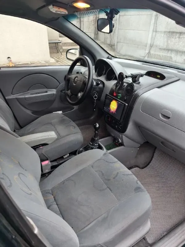 Chevrolet aveo хэтч год 2005 мотор 1,5 кпп механика 5 ступ. Учёт рф. Диагностическая карта сделана. Гур, кондиционер, передние стеклоподъёмники, легкосплавные диски r14 прозрачные яркие билед фары затянутые в полиуретановую пленку, подлокотник водителя, обтянутый руль с управлением магнитолой teyes cc3l с 4g, яндекс музыкой, навигацией, tpms датчиками давления в шинах и камерой заднего вида sony hs 1080р, видеорегистратор ddpai n5 с двумя камерами двигатель и коробка без нареканий, машина используется каждый день. Подвеска сделана, задние стойки новые, печка греет, кондиционер холодит, новые свечи gm и акб, поменяны оригинальные радиаторы системы охлаждения и кондиционера gm. Есть моменты по лкп (ржавчина на переднем правом крыле, угол одной двери, замят правый порог, фото вышлю). Куплены новые передние крылья, отдам с машиной. Цена 350'000 ₽ торг осмотр донецк +79494147033
📞 Звоните: +7(949)4147033 - фотография - 4