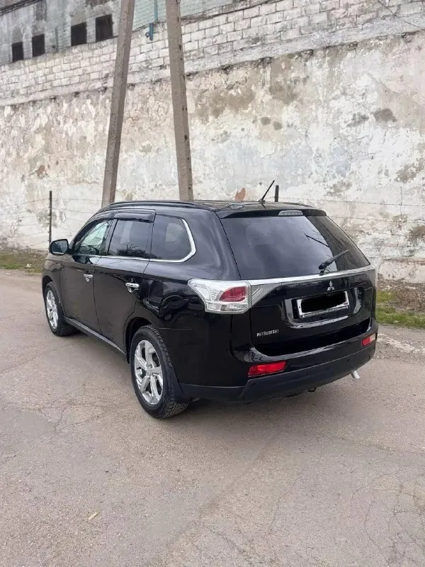 Продам mitsubishi outlander iii (gf), 2013 г. 3.0 v6, автомат aisin, 4wd с тремя режимами работы, в пред максимальной комплектации. Пробег 210000, второй хозяин. Надёжная и редкая версия с атмосферным v6 3.0 и классическим автоматом aisin с пониженной передачей (не вариатор). Кожаный салон, двухзонный климат-контроль, подогрев передних сидений, электрорегулирвака сидений, полный мульти руль, круиз контроль, мультимедия с bluetooth и usb, камера заднего вида, парктроники, дорогой лед свет, много электронных помощников. Проведено большое то, все технические жидкости новые, тормоза новые, новые свечи, передняя подвеска перебралась перед зимой, задняя сейчас, новый генератор, новый аккумулятор, новая топливная система полностью, двигатель коробка работают идеально. Кузов без повреждений, косметика по возрасту. Расход 9 трасса, 11 город. Обслуживание максимально не дорогое, все запчасти всегда в наличии. Один из самых надёжных outlander’ов в линейке, причина продажи личные об
📞 Звоните: +7(949)0893530 - фотография - 3