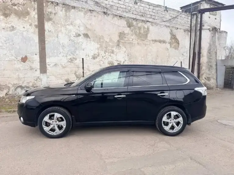 Продам mitsubishi outlander iii (gf), 2013 г. 3.0 v6, автомат aisin, 4wd с тремя режимами работы, в пред максимальной комплектации. Пробег 210000, второй хозяин. Надёжная и редкая версия с атмосферным v6 3.0 и классическим автоматом aisin с пониженной передачей (не вариатор). Кожаный салон, двухзонный климат-контроль, подогрев передних сидений, электрорегулирвака сидений, полный мульти руль, круиз контроль, мультимедия с bluetooth и usb, камера заднего вида, парктроники, дорогой лед свет, много электронных помощников. Проведено большое то, все технические жидкости новые, тормоза новые, новые свечи, передняя подвеска перебралась перед зимой, задняя сейчас, новый генератор, новый аккумулятор, новая топливная система полностью, двигатель коробка работают идеально. Кузов без повреждений, косметика по возрасту. Расход 9 трасса, 11 город. Обслуживание максимально не дорогое, все запчасти всегда в наличии. Один из самых надёжных outlander’ов в линейке, причина продажи личные об
📞 Звоните: +7(949)0893530 - фотография - 4