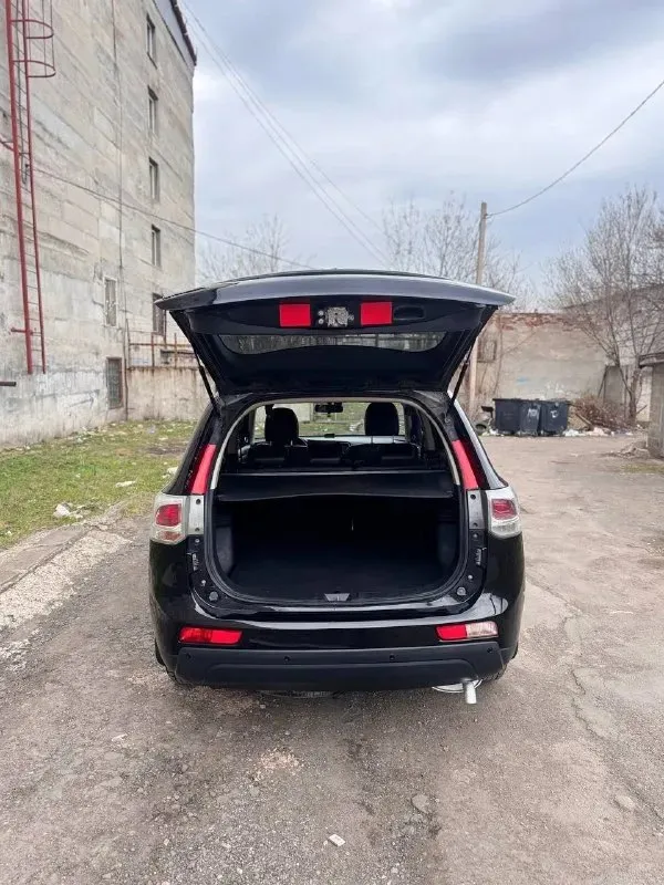 Продам mitsubishi outlander iii (gf), 2013 г. 3.0 v6, автомат aisin, 4wd с тремя режимами работы, в пред максимальной комплектации. Пробег 210000, второй хозяин. Надёжная и редкая версия с атмосферным v6 3.0 и классическим автоматом aisin с пониженной передачей (не вариатор). Кожаный салон, двухзонный климат-контроль, подогрев передних сидений, электрорегулирвака сидений, полный мульти руль, круиз контроль, мультимедия с bluetooth и usb, камера заднего вида, парктроники, дорогой лед свет, много электронных помощников. Проведено большое то, все технические жидкости новые, тормоза новые, новые свечи, передняя подвеска перебралась перед зимой, задняя сейчас, новый генератор, новый аккумулятор, новая топливная система полностью, двигатель коробка работают идеально. Кузов без повреждений, косметика по возрасту. Расход 9 трасса, 11 город. Обслуживание максимально не дорогое, все запчасти всегда в наличии. Один из самых надёжных outlander’ов в линейке, причина продажи личные об
📞 Звоните: +7(949)0893530 - фотография - 6