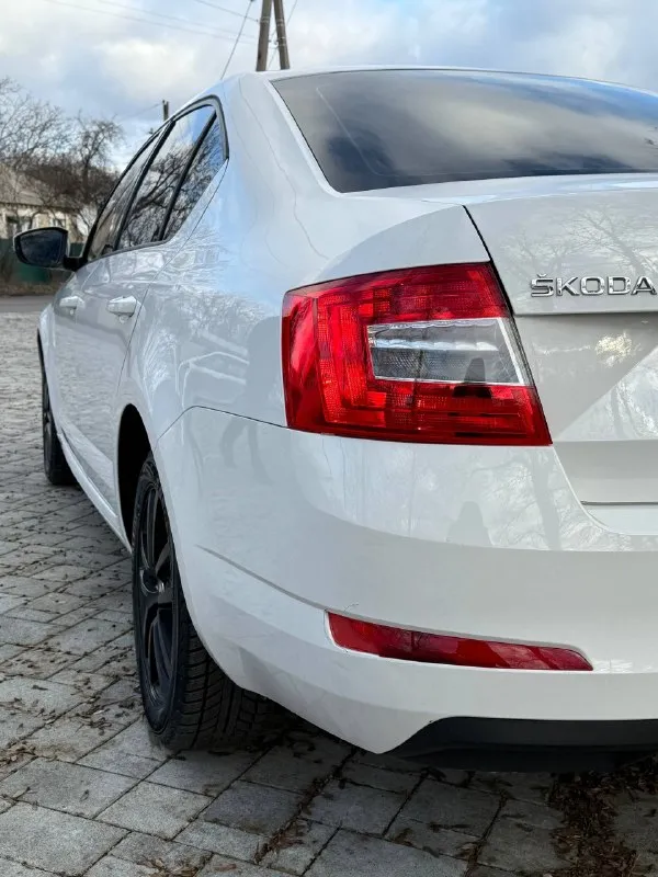Skoda octavia a7
Год: 2014
Двигатель: 1.2 турбо (105л. С. )
Коробка: dsg dq 200
Пробег 269000 км

Машина в отличном состоянии, не бита, не крашена, вся в родном окрасе. Не такси, без расчетов, зеленая автотека.
Машина обслужена, заказ-наряды на работы есть.
Из последнего 20000 км назад по рекомендации сервиса заменили комплект сцепления + маховик. По двигателю тоже был ремонт. Никакого колхоза по электрике нету, все по штатному.
Новый аккумулятор. Салон чистый, не прокурен, без дыр, без потёртостей, без трещин. Состояние салона отличное. По кузову вздутий, рыжиков нет нигде. Двигатель не троит, масло не кушает совсем, коробка без нареканий(после ремонта)щелкает передачи очень мягко, печка греет кондиционер морозит, по электрике все работает, два комплекта резины зима(новая) лето(сезон отъездила). Установлена сигнализация с автозапуском starline.
Больше видео и фото могу скинуть по вашему запросу.
Осмотр г. Антрацит
+79593008531 +79593011925
💸 Цена
📞 Звоните: +7(959)3008531 - фотография - 2