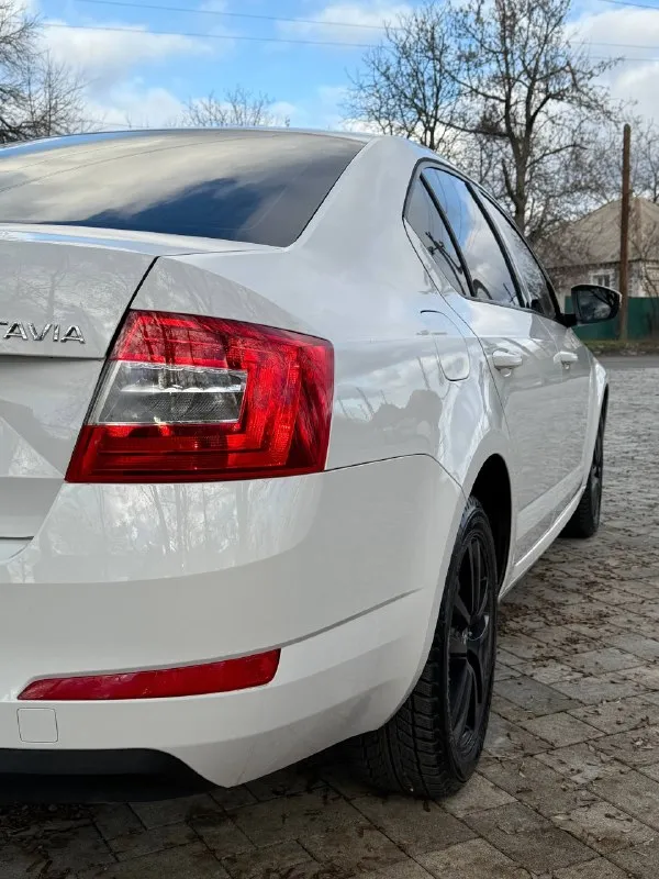 Skoda octavia a7
Год: 2014
Двигатель: 1.2 турбо (105л. С. )
Коробка: dsg dq 200
Пробег 269000 км

Машина в отличном состоянии, не бита, не крашена, вся в родном окрасе. Не такси, без расчетов, зеленая автотека.
Машина обслужена, заказ-наряды на работы есть.
Из последнего 20000 км назад по рекомендации сервиса заменили комплект сцепления + маховик. По двигателю тоже был ремонт. Никакого колхоза по электрике нету, все по штатному.
Новый аккумулятор. Салон чистый, не прокурен, без дыр, без потёртостей, без трещин. Состояние салона отличное. По кузову вздутий, рыжиков нет нигде. Двигатель не троит, масло не кушает совсем, коробка без нареканий(после ремонта)щелкает передачи очень мягко, печка греет кондиционер морозит, по электрике все работает, два комплекта резины зима(новая) лето(сезон отъездила). Установлена сигнализация с автозапуском starline.
Больше видео и фото могу скинуть по вашему запросу.
Осмотр г. Антрацит
+79593008531 +79593011925
💸 Цена
📞 Звоните: +7(959)3008531 - фотография - 4