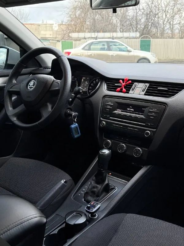 Skoda octavia a7
Год: 2014
Двигатель: 1.2 турбо (105л. С. )
Коробка: dsg dq 200
Пробег 269000 км

Машина в отличном состоянии, не бита, не крашена, вся в родном окрасе. Не такси, без расчетов, зеленая автотека.
Машина обслужена, заказ-наряды на работы есть.
Из последнего 20000 км назад по рекомендации сервиса заменили комплект сцепления + маховик. По двигателю тоже был ремонт. Никакого колхоза по электрике нету, все по штатному.
Новый аккумулятор. Салон чистый, не прокурен, без дыр, без потёртостей, без трещин. Состояние салона отличное. По кузову вздутий, рыжиков нет нигде. Двигатель не троит, масло не кушает совсем, коробка без нареканий(после ремонта)щелкает передачи очень мягко, печка греет кондиционер морозит, по электрике все работает, два комплекта резины зима(новая) лето(сезон отъездила). Установлена сигнализация с автозапуском starline.
Больше видео и фото могу скинуть по вашему запросу.
Осмотр г. Антрацит
+79593008531 +79593011925
💸 Цена
📞 Звоните: +7(959)3008531 - фотография - 8
