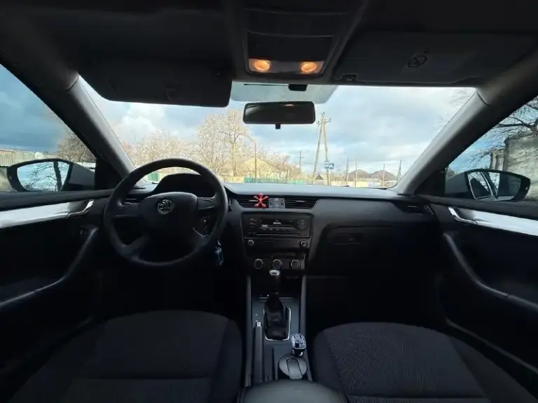 Skoda octavia a7
Год: 2014
Двигатель: 1.2 турбо (105л. С. )
Коробка: dsg dq 200
Пробег 269000 км

Машина в отличном состоянии, не бита, не крашена, вся в родном окрасе. Не такси, без расчетов, зеленая автотека.
Машина обслужена, заказ-наряды на работы есть.
Из последнего 20000 км назад по рекомендации сервиса заменили комплект сцепления + маховик. По двигателю тоже был ремонт. Никакого колхоза по электрике нету, все по штатному.
Новый аккумулятор. Салон чистый, не прокурен, без дыр, без потёртостей, без трещин. Состояние салона отличное. По кузову вздутий, рыжиков нет нигде. Двигатель не троит, масло не кушает совсем, коробка без нареканий(после ремонта)щелкает передачи очень мягко, печка греет кондиционер морозит, по электрике все работает, два комплекта резины зима(новая) лето(сезон отъездила). Установлена сигнализация с автозапуском starline.
Больше видео и фото могу скинуть по вашему запросу.
Осмотр г. Антрацит
+79593008531 +79593011925
💸 Цена
📞 Звоните: +7(959)3008531 - фотография - 9