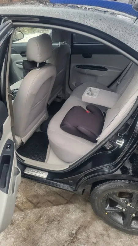 Автомобиль hyundai accent 1.6 мт, 2008, 132 500 км. Г. Донецк
- Тип двигателя : бензин;
-Привод передний;
-Мощность л. С. : 112;
-Комплектация: передние, задние дисковые тормоза, подогрев зеркал, передних сидений, 4 стеклоподъёмников, сигнализация шериф с 4-мя с двухсторонней связью с доводчиками стекол, 2 ключа, мультимедия, 4 колонки.
-Состояние: не битый
-Птс : оригинал, владельцев 1.
-Усилитель руля: электрический;
-Управление климатом: климат-контроль однозонный;
-Салон: ткань, кожаный руль;
-Подушки безопасности: фронтальные;
-Электростеклоподъемники:передние и задние;
- Фары:ксеноновые, противотуманные;
-Шины и диски: r14 185 65 зима, лето в комплекте.

Автомобиль вовремя обслуживался, замена масла каждые 5-6 тыс. Км. , была замена рулевой рейки и ходовой части. Автомобиль в хорошем состоянии, сел и поехал. Подробное описание в лс или при встрече. Уместен торг реальному покупателю, возможен обмен с доплатой. Цена:590000 руб. Информация по номеру +79494049571 - фотография - 7