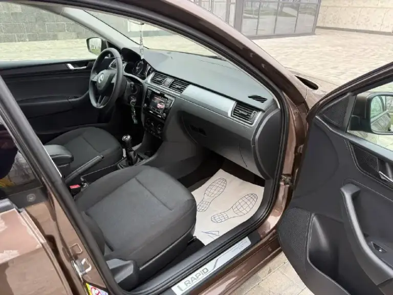 Продам skoda rapid 2019 год 1.6 мкпп автомобиль в состояние нового родной пробег 66000 тыс эксплуатировался одним собственником потом перешёл по наследству эксплуатировался без дтп весь в родном окрасе! Все стекла в круг родные нет не царапин ни вмятин состояние близко к новому! По технической части идеальный с новья заливалось только оригинальное масло осмотр город мариуполь цена 1375000 тыс рублей по всем вопросам звоните +79497221071 - фотография - 10