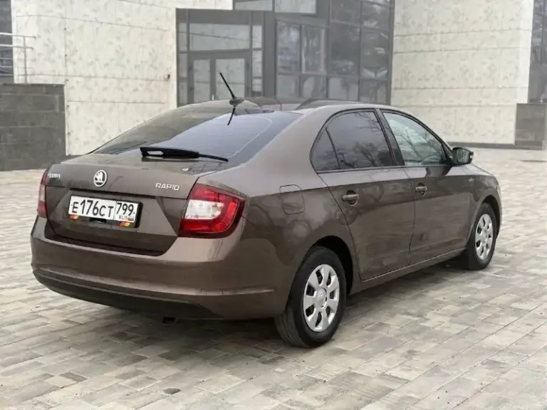 Продам skoda rapid 2019 год 1.6 мкпп автомобиль в состояние нового родной пробег 66000 тыс эксплуатировался одним собственником потом перешёл по наследству эксплуатировался без дтп весь в родном окрасе! Все стекла в круг родные нет не царапин ни вмятин состояние близко к новому! По технической части идеальный с новья заливалось только оригинальное масло осмотр город мариуполь цена 1375000 тыс рублей по всем вопросам звоните +79497221071 - фотография - 4