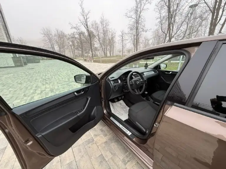 Продам skoda rapid 2019 год 1.6 мкпп автомобиль в состояние нового родной пробег 66000 тыс эксплуатировался одним собственником потом перешёл по наследству эксплуатировался без дтп весь в родном окрасе! Все стекла в круг родные нет не царапин ни вмятин состояние близко к новому! По технической части идеальный с новья заливалось только оригинальное масло осмотр город мариуполь цена 1375000 тыс рублей по всем вопросам звоните +79497221071 - фотография - 8