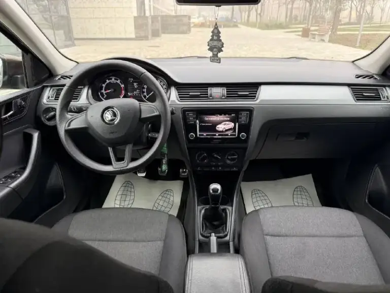 Продам skoda rapid 2019 год 1.6 мкпп автомобиль в состояние нового родной пробег 66000 тыс эксплуатировался одним собственником потом перешёл по наследству эксплуатировался без дтп весь в родном окрасе! Все стекла в круг родные нет не царапин ни вмятин состояние близко к новому! По технической части идеальный с новья заливалось только оригинальное масло осмотр город мариуполь цена 1375000 тыс рублей по всем вопросам звоните +79497221071 - фотография - 9
