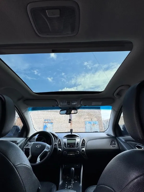 Продам автомобиль hyundai ix35 2011 год с панорамой в отличном состоянии. От собственника. Без задиров, катализатор удален. Работает идеально.
Техосмотр пройден ✅двигатель 2.0 бензин работает идеально, кпп автомат без нареканий. Авто проедет любые расстояния 👍 стекла все заводские. Кузов 💯% выглядит как на фото, без рыжиков и гнили. Самая максимальная комплектация 🔥
Полный привод. Климат контроль, подогрев сидений спереди и сзади, электроскладывание зеркал, 4эл. Стеклоподъемника, обогрев заднего стекла и зеркал, хорошая аудиосистема, мультируль, круиз контроль, abs, esp. Кожаный салон. Ходовая часть полностью обслужена, ничего не стучит и не гремит. Автомобиль абсолютно никаких вложений не требует, сел и поехал. Антрацит.
Обращаться по торг у капота.
💵Цена 1млн 145тыс руб !!!
+79590200956

📞 Звоните: +7(959)0200956 - фотография - 10