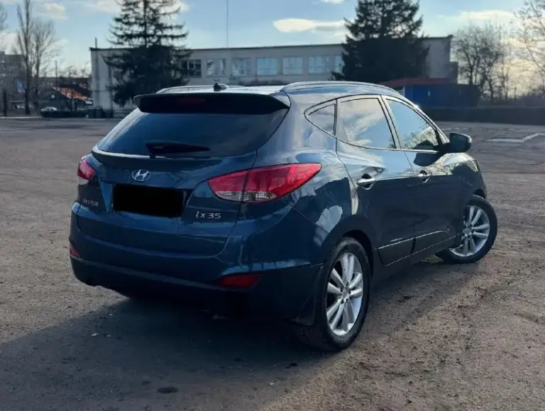 Продам автомобиль hyundai ix35 2011 год с панорамой в отличном состоянии. От собственника. Без задиров, катализатор удален. Работает идеально.
Техосмотр пройден ✅двигатель 2.0 бензин работает идеально, кпп автомат без нареканий. Авто проедет любые расстояния 👍 стекла все заводские. Кузов 💯% выглядит как на фото, без рыжиков и гнили. Самая максимальная комплектация 🔥
Полный привод. Климат контроль, подогрев сидений спереди и сзади, электроскладывание зеркал, 4эл. Стеклоподъемника, обогрев заднего стекла и зеркал, хорошая аудиосистема, мультируль, круиз контроль, abs, esp. Кожаный салон. Ходовая часть полностью обслужена, ничего не стучит и не гремит. Автомобиль абсолютно никаких вложений не требует, сел и поехал. Антрацит.
Обращаться по торг у капота.
💵Цена 1млн 145тыс руб !!!
+79590200956

📞 Звоните: +7(959)0200956 - фотография - 4