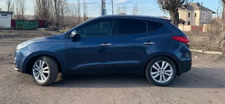 Продам автомобиль hyundai ix35 2011 год с панорамой в отличном состоянии. От собственника. Без задиров, катализатор удален. Работает идеально.
Техосмотр пройден ✅двигатель 2.0 бензин работает идеально, кпп автомат без нареканий. Авто проедет любые расстояния 👍 стекла все заводские. Кузов 💯% выглядит как на фото, без рыжиков и гнили. Самая максимальная комплектация 🔥
Полный привод. Климат контроль, подогрев сидений спереди и сзади, электроскладывание зеркал, 4эл. Стеклоподъемника, обогрев заднего стекла и зеркал, хорошая аудиосистема, мультируль, круиз контроль, abs, esp. Кожаный салон. Ходовая часть полностью обслужена, ничего не стучит и не гремит. Автомобиль абсолютно никаких вложений не требует, сел и поехал. Антрацит.
Обращаться по торг у капота.
💵Цена 1млн 145тыс руб !!!
+79590200956

📞 Звоните: +7(959)0200956 - фотография - 5