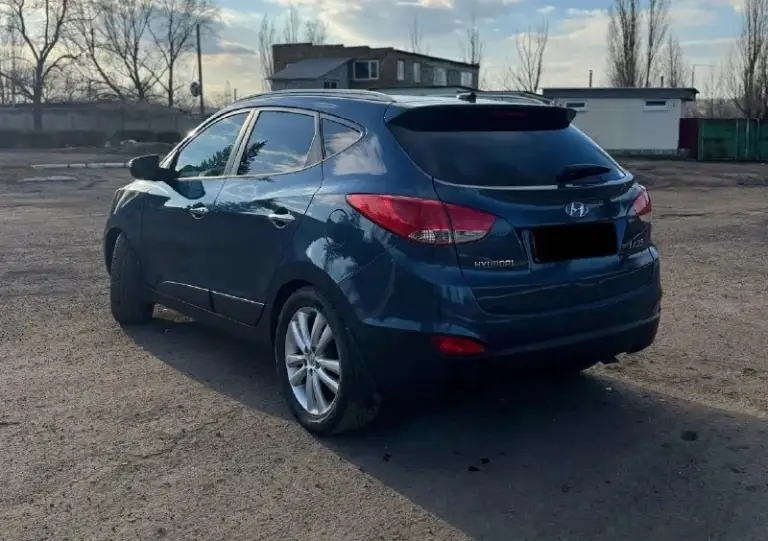 Продам автомобиль hyundai ix35 2011 год с панорамой в отличном состоянии. От собственника. Без задиров, катализатор удален. Работает идеально.
Техосмотр пройден ✅двигатель 2.0 бензин работает идеально, кпп автомат без нареканий. Авто проедет любые расстояния 👍 стекла все заводские. Кузов 💯% выглядит как на фото, без рыжиков и гнили. Самая максимальная комплектация 🔥
Полный привод. Климат контроль, подогрев сидений спереди и сзади, электроскладывание зеркал, 4эл. Стеклоподъемника, обогрев заднего стекла и зеркал, хорошая аудиосистема, мультируль, круиз контроль, abs, esp. Кожаный салон. Ходовая часть полностью обслужена, ничего не стучит и не гремит. Автомобиль абсолютно никаких вложений не требует, сел и поехал. Антрацит.
Обращаться по торг у капота.
💵Цена 1млн 145тыс руб !!!
+79590200956

📞 Звоните: +7(959)0200956 - фотография - 7