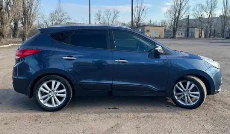 Продам автомобиль hyundai ix35 2011 год с панорамой в отличном состоянии. От собственника. Без задиров, катализатор удален. Работает идеально.
Техосмотр пройден ✅двигатель 2.0 бензин работает идеально, кпп автомат без нареканий. Авто проедет любые расстояния 👍 стекла все заводские. Кузов 💯% выглядит как на фото, без рыжиков и гнили. Самая максимальная комплектация 🔥
Полный привод. Климат контроль, подогрев сидений спереди и сзади, электроскладывание зеркал, 4эл. Стеклоподъемника, обогрев заднего стекла и зеркал, хорошая аудиосистема, мультируль, круиз контроль, abs, esp. Кожаный салон. Ходовая часть полностью обслужена, ничего не стучит и не гремит. Автомобиль абсолютно никаких вложений не требует, сел и поехал. Антрацит.
Обращаться по торг у капота.
💵Цена 1млн 145тыс руб !!!
+79590200956

📞 Звоните: +7(959)0200956 - фотография - 8