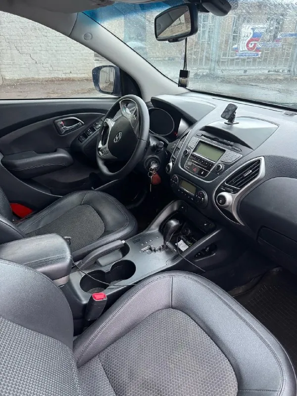 Продам автомобиль hyundai ix35 2011 год с панорамой в отличном состоянии. От собственника. Без задиров, катализатор удален. Работает идеально.
Техосмотр пройден ✅двигатель 2.0 бензин работает идеально, кпп автомат без нареканий. Авто проедет любые расстояния 👍 стекла все заводские. Кузов 💯% выглядит как на фото, без рыжиков и гнили. Самая максимальная комплектация 🔥
Полный привод. Климат контроль, подогрев сидений спереди и сзади, электроскладывание зеркал, 4эл. Стеклоподъемника, обогрев заднего стекла и зеркал, хорошая аудиосистема, мультируль, круиз контроль, abs, esp. Кожаный салон. Ходовая часть полностью обслужена, ничего не стучит и не гремит. Автомобиль абсолютно никаких вложений не требует, сел и поехал. Антрацит.
Обращаться по торг у капота.
💵Цена 1млн 145тыс руб !!!
+79590200956

📞 Звоните: +7(959)0200956 - фотография - 9