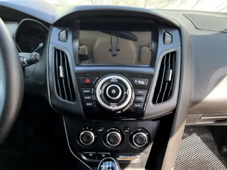 Продаётся ford focus 3 1.6л, 105л. С. 2012 года, 203000км пробег в хорошем состоянии. Делать ничего не нужно, по ходовке, по салону в отличном состоянии, кузов без гнили и рыжиков. Масло меняю каждые 5000км, стоят biled линзы в фарах и led линзы в птф. Стоит шустрая android магнитола 6/128, также установлена приборная панель с большим цветным экраном. Также в авто имеется зимний пакет-обогрев лобового стекла, форсунок омывателя, зеркал заднего вида и обогрев передних сидений. Зашумленны 4 двери и поменяны штатные динамики. Все кнопки работают, печка греет, кондиционер холодит. За машину уверен, не подводила никогда, готов на любые проверки. Все вопросы по ☎️ +79493133991. Цена 780 т. Р, торг реальному покупателю у капота, макеевка.
📞 Звоните: +7(949)3133991 - фотография - 8