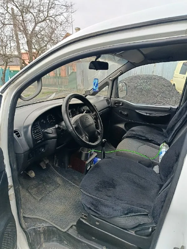 Продам комфортный грузовой фургон hyundai h-1 2002 г. В. , 2 пассажирских места, двигатель d4bh 2,5 td, двигатель масло не расходует, все жидкости на месте, не уходят. Из последнего ремонта, новый комплект грм, новая оригинальная турбина и 4 новых оригинальных форсунки. Вложений в ближайшее время автомобиль не потребует. 2 комплекта колес зима/лето. Машина личная, в достойном состоянии, использую в личных целях(занимаюсь хозяйственными товарами). Тяжести не возил, в дтп автомобиль не был. Заводится с полоборота, продажа в связи с надобностью автомобиля большей кубатуры. Цена 590 000₽, торг у капота. Вопросы в личные сообщения или по телефону +79491043391 осмотр г. Амвросиевка
📞 Звоните: +7(949)1043391 - фотография - 3