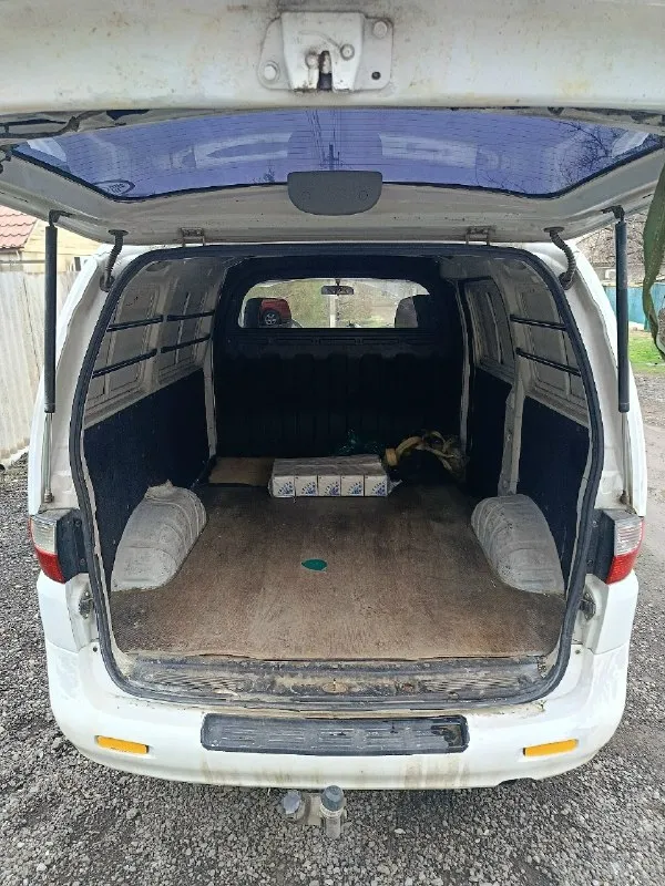 Продам комфортный грузовой фургон hyundai h-1 2002 г. В. , 2 пассажирских места, двигатель d4bh 2,5 td, двигатель масло не расходует, все жидкости на месте, не уходят. Из последнего ремонта, новый комплект грм, новая оригинальная турбина и 4 новых оригинальных форсунки. Вложений в ближайшее время автомобиль не потребует. 2 комплекта колес зима/лето. Машина личная, в достойном состоянии, использую в личных целях(занимаюсь хозяйственными товарами). Тяжести не возил, в дтп автомобиль не был. Заводится с полоборота, продажа в связи с надобностью автомобиля большей кубатуры. Цена 590 000₽, торг у капота. Вопросы в личные сообщения или по телефону +79491043391 осмотр г. Амвросиевка
📞 Звоните: +7(949)1043391 - фотография - 4