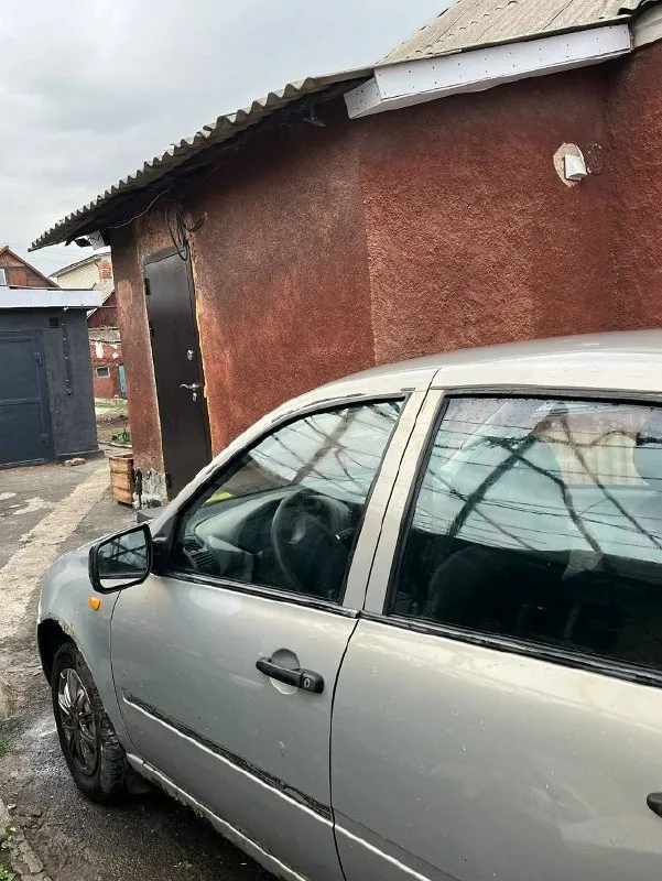 Продам ваз калина 1, 2006 год, двигатель 1.6 8 клапанный, эур пробег 290 тыс км владею автомобилем год, второй хозяин по автомобилю по технике за прошлый год заменено мной: тормоза вкруг (диски суппорта барабаны цилиндры шланги колодки ручник) новые фары, провода зажигания, катушка, грм, помпа, ролики-ремни вкруг. Ступичные подшипники вкруг новые skf, заменен стеклоподъемник правый (нужно отрегулировать) поменяно масло в кпп, сальники полуоси, рулевой кардан, все тяги кпп с опорой, трос сцепления, трос газа, комплект сцепления валео, вилка, сальники коробки, в общем все и не упомню сделана вся ходовка - рычаги сайлентблоки балки, опорные подшипники и прочее два комплекта резины р13 на железных дисках (белшина лето кама зима) прошлый хозяин меня вкладыши-кольца, я в двигатель не лез кроме свечей. Патрубки все силикон, антифриз hepu из минусов - варить пороги наружные, цветут арки да и вообще косметика. Подойдет как первая машина или рукастому кто доведет до ума, нет време
📞 Звоните: +7(949)4689484 - фотография - 3