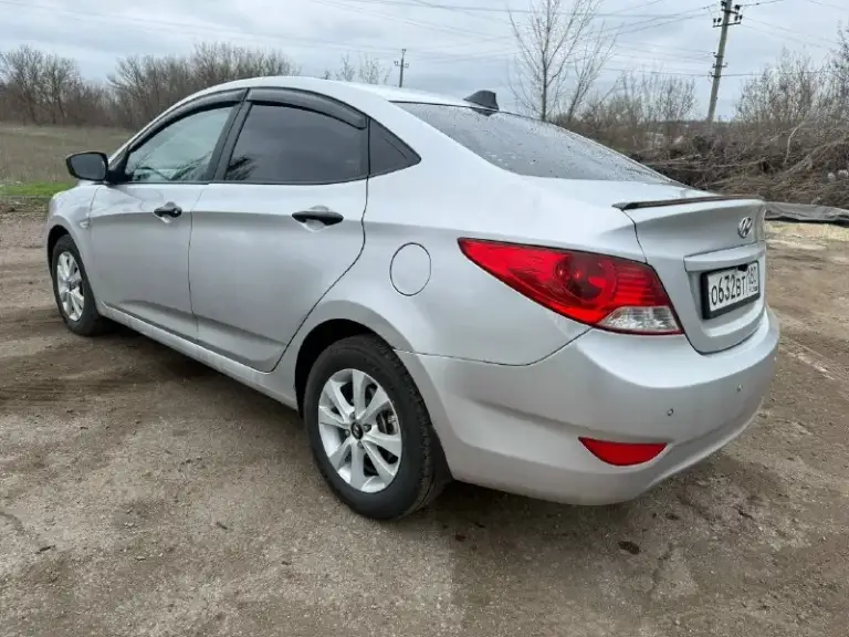 Продам hyundai solaris 2012 года цена: 950 000 ₽ (торг уместен) основные характеристики: * двигатель: 1.6 л (123 л. С. ) * коробка передач: механика (мкпп) * пробег: 200 000 км (честный, по возрасту соответствует) * состояние: хорошее техническое состояние, обслужен. По кузову есть мелкие недочёты по лкп (сколы, царапины), без серьёзных дтп. Комплектация и доработки: * музыка и комфорт: установлена современная магнитола на android с большим экраном, навигацией и камерой заднего вида (парктроник «в базе»). * свет: установлены яркие led-лампы для лучшего освещения дороги. * безопасность и удобство: сигнализация с автозапуском (зимой — незаменимая вещь), штатный иммобилайзер. * колёса: стоит хорошая летняя резина на оригинальных литых дисках. Салон: чистый, ухоженный, не прокуренный. Всё работает исправно. Готов к показу в любое время. Документы: автомобиль юридически чист, без ограничений и залогов. Вложений по технике не требует. Авто находится в старобешевском районе +794
📞 Звоните: +7(949)3835936 - фотография - 1