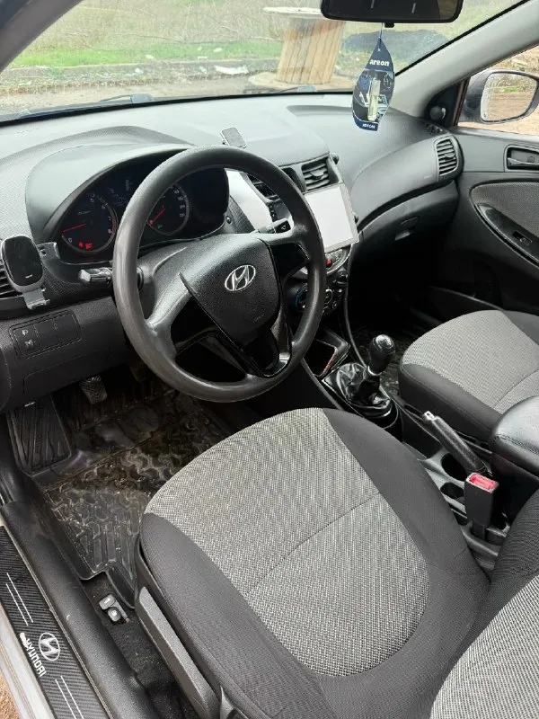 Продам hyundai solaris 2012 года цена: 950 000 ₽ (торг уместен) основные характеристики: * двигатель: 1.6 л (123 л. С. ) * коробка передач: механика (мкпп) * пробег: 200 000 км (честный, по возрасту соответствует) * состояние: хорошее техническое состояние, обслужен. По кузову есть мелкие недочёты по лкп (сколы, царапины), без серьёзных дтп. Комплектация и доработки: * музыка и комфорт: установлена современная магнитола на android с большим экраном, навигацией и камерой заднего вида (парктроник «в базе»). * свет: установлены яркие led-лампы для лучшего освещения дороги. * безопасность и удобство: сигнализация с автозапуском (зимой — незаменимая вещь), штатный иммобилайзер. * колёса: стоит хорошая летняя резина на оригинальных литых дисках. Салон: чистый, ухоженный, не прокуренный. Всё работает исправно. Готов к показу в любое время. Документы: автомобиль юридически чист, без ограничений и залогов. Вложений по технике не требует. Авто находится в старобешевском районе +794
📞 Звоните: +7(949)3835936 - фотография - 2