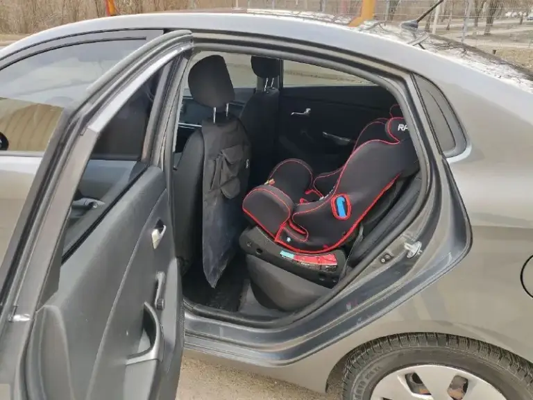 Автомобиль kia rio 2012 года, куплен в салоне, 1 владелец, гаражное хранение, состояние хорошее. Катаюсь редко, поэтому пробег не большой 82400 км. Коробка механика, объём двигателя 1.4 мт, в дтп не был, не бит, не крашен.
Донецк, ворошиловский район, +79493873463
Быстрым покупателям торг. 875 000₽. - фотография - 5