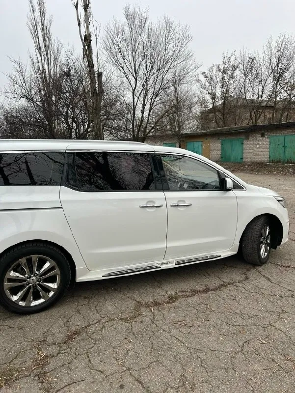 В связи с обновлением семейного парка в продаже kia carnival 2017 г. В. Это последние поколение с чугунным блоком и без adblue. Идеальный автомобиль для дальних поездок. По комплектации: - цвет – белый перламутр; - 2,2 дизель; - 6 акпп; - два люка; - датчики парковки (спереди/сзади) и датчики слепых зон; - 3-х зонный климат-контроль; - вентиляция и обогрев передних кресел; - подогрев второго ряда сидений; - вместимость 8+1 чел. (3 ряда капитанских кресел); - 2 сдвижных автоматических электро-двери (управляются из салона / с пульта / непосредственно ручкой); автомобиль не требует внимания: замена масла 2500км назад, ходовая часть без замечаний, за последние 40000 км 4 частичных замены масла акпп. Продажа от единственного собственника! Установлен хороший свет! Регистратор с двумя камерами. Летние шины в подарок! Обмен не интересен! На площадки ставить не буду. Любые проверки! 2 800 000 р +7949-487-61-31 +7988-536-77-09 александр
📞 Звоните: +7(949)4876131 - фотография - 3