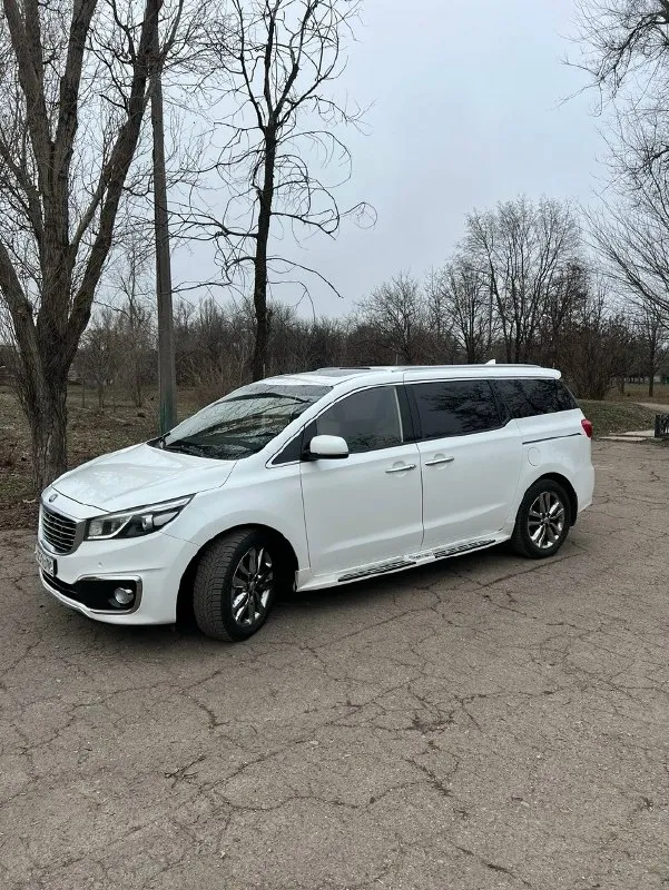 В связи с обновлением семейного парка в продаже kia carnival 2017 г. В. Это последние поколение с чугунным блоком и без adblue. Идеальный автомобиль для дальних поездок. По комплектации: - цвет – белый перламутр; - 2,2 дизель; - 6 акпп; - два люка; - датчики парковки (спереди/сзади) и датчики слепых зон; - 3-х зонный климат-контроль; - вентиляция и обогрев передних кресел; - подогрев второго ряда сидений; - вместимость 8+1 чел. (3 ряда капитанских кресел); - 2 сдвижных автоматических электро-двери (управляются из салона / с пульта / непосредственно ручкой); автомобиль не требует внимания: замена масла 2500км назад, ходовая часть без замечаний, за последние 40000 км 4 частичных замены масла акпп. Продажа от единственного собственника! Установлен хороший свет! Регистратор с двумя камерами. Летние шины в подарок! Обмен не интересен! На площадки ставить не буду. Любые проверки! 2 800 000 р +7949-487-61-31 +7988-536-77-09 александр
📞 Звоните: +7(949)4876131 - фотография - 4