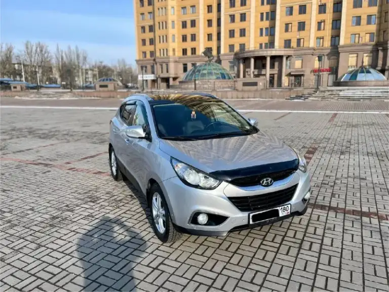 Продам hyundai ix35 sls в отличнейшем состоянии!
Год выпуска: 2011
Пробег: 204 000 км (родной пробег )
Двигатель: 2.0 бензин
Коробка передач: автомат
Привод: полный
Учет: местный
Все стекла родные !
Автомобиль полностью обслужен, включая шлицы полного привода и панорамную крышу. Двигатель в идеальном состоянии, без задиров. Максимальная комплектация.
Особенности и оборудование:
• Панорамная крыша
• Бесключевой доступ и запуск двигателя с кнопки start-stop
• Родной кожаный салон
• Аудиосистема hannibal sounds (6 колонок, сабвуфер в штатном месте)
• Камера заднего вида full hd и парктроники
• Gps-навигация
• Hands-free bluetooth с управлением на руле
• Круиз-контроль и система спуска с горы
• Блокировка дифференциала
• Датчики света и дождя
• Обогрев сидений (4 зоны)
• Двухзонный климат-контроль
• Gsm-сигнализация с автозапуском
• Два комплекта резины
Автомобиль готов к осмотру в донецке.
Прилег техосмотр !
Цена: 1 300 000
📲 Tg: sss$
📞 Звоните: +7(949)5905326 - фотография - 3