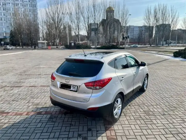 Продам hyundai ix35 sls в отличнейшем состоянии!
Год выпуска: 2011
Пробег: 204 000 км (родной пробег )
Двигатель: 2.0 бензин
Коробка передач: автомат
Привод: полный
Учет: местный
Все стекла родные !
Автомобиль полностью обслужен, включая шлицы полного привода и панорамную крышу. Двигатель в идеальном состоянии, без задиров. Максимальная комплектация.
Особенности и оборудование:
• Панорамная крыша
• Бесключевой доступ и запуск двигателя с кнопки start-stop
• Родной кожаный салон
• Аудиосистема hannibal sounds (6 колонок, сабвуфер в штатном месте)
• Камера заднего вида full hd и парктроники
• Gps-навигация
• Hands-free bluetooth с управлением на руле
• Круиз-контроль и система спуска с горы
• Блокировка дифференциала
• Датчики света и дождя
• Обогрев сидений (4 зоны)
• Двухзонный климат-контроль
• Gsm-сигнализация с автозапуском
• Два комплекта резины
Автомобиль готов к осмотру в донецке.
Прилег техосмотр !
Цена: 1 300 000
📲 Tg: sss$
📞 Звоните: +7(949)5905326 - фотография - 4