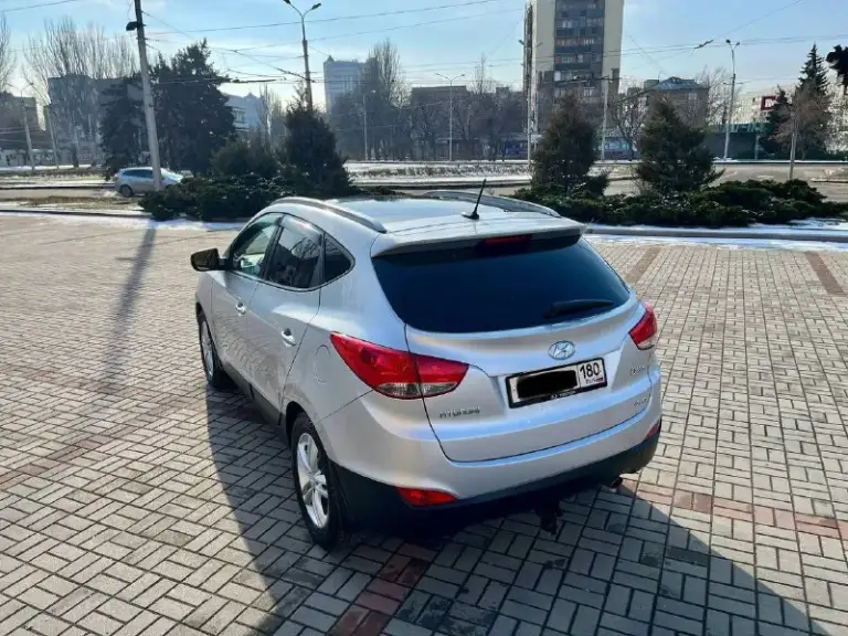 Продам hyundai ix35 sls в отличнейшем состоянии!
Год выпуска: 2011
Пробег: 204 000 км (родной пробег )
Двигатель: 2.0 бензин
Коробка передач: автомат
Привод: полный
Учет: местный
Все стекла родные !
Автомобиль полностью обслужен, включая шлицы полного привода и панорамную крышу. Двигатель в идеальном состоянии, без задиров. Максимальная комплектация.
Особенности и оборудование:
• Панорамная крыша
• Бесключевой доступ и запуск двигателя с кнопки start-stop
• Родной кожаный салон
• Аудиосистема hannibal sounds (6 колонок, сабвуфер в штатном месте)
• Камера заднего вида full hd и парктроники
• Gps-навигация
• Hands-free bluetooth с управлением на руле
• Круиз-контроль и система спуска с горы
• Блокировка дифференциала
• Датчики света и дождя
• Обогрев сидений (4 зоны)
• Двухзонный климат-контроль
• Gsm-сигнализация с автозапуском
• Два комплекта резины
Автомобиль готов к осмотру в донецке.
Прилег техосмотр !
Цена: 1 300 000
📲 Tg: sss$
📞 Звоните: +7(949)5905326 - фотография - 6