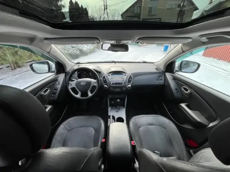 Продам hyundai ix35 sls в отличнейшем состоянии!
Год выпуска: 2011
Пробег: 204 000 км (родной пробег )
Двигатель: 2.0 бензин
Коробка передач: автомат
Привод: полный
Учет: местный
Все стекла родные !
Автомобиль полностью обслужен, включая шлицы полного привода и панорамную крышу. Двигатель в идеальном состоянии, без задиров. Максимальная комплектация.
Особенности и оборудование:
• Панорамная крыша
• Бесключевой доступ и запуск двигателя с кнопки start-stop
• Родной кожаный салон
• Аудиосистема hannibal sounds (6 колонок, сабвуфер в штатном месте)
• Камера заднего вида full hd и парктроники
• Gps-навигация
• Hands-free bluetooth с управлением на руле
• Круиз-контроль и система спуска с горы
• Блокировка дифференциала
• Датчики света и дождя
• Обогрев сидений (4 зоны)
• Двухзонный климат-контроль
• Gsm-сигнализация с автозапуском
• Два комплекта резины
Автомобиль готов к осмотру в донецке.
Прилег техосмотр !
Цена: 1 300 000
📲 Tg: sss$
📞 Звоните: +7(949)5905326 - фотография - 7